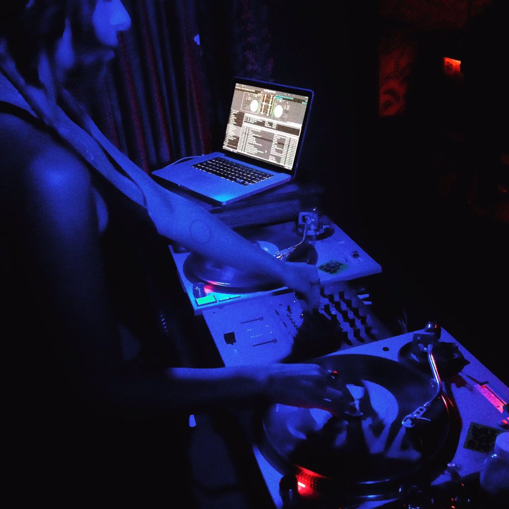 SHIVARASA_'s tweet image. ToNiGhT | providing the vibez for u at #TheWellesbourne | 10-2 | no cover #aaroncolbertent