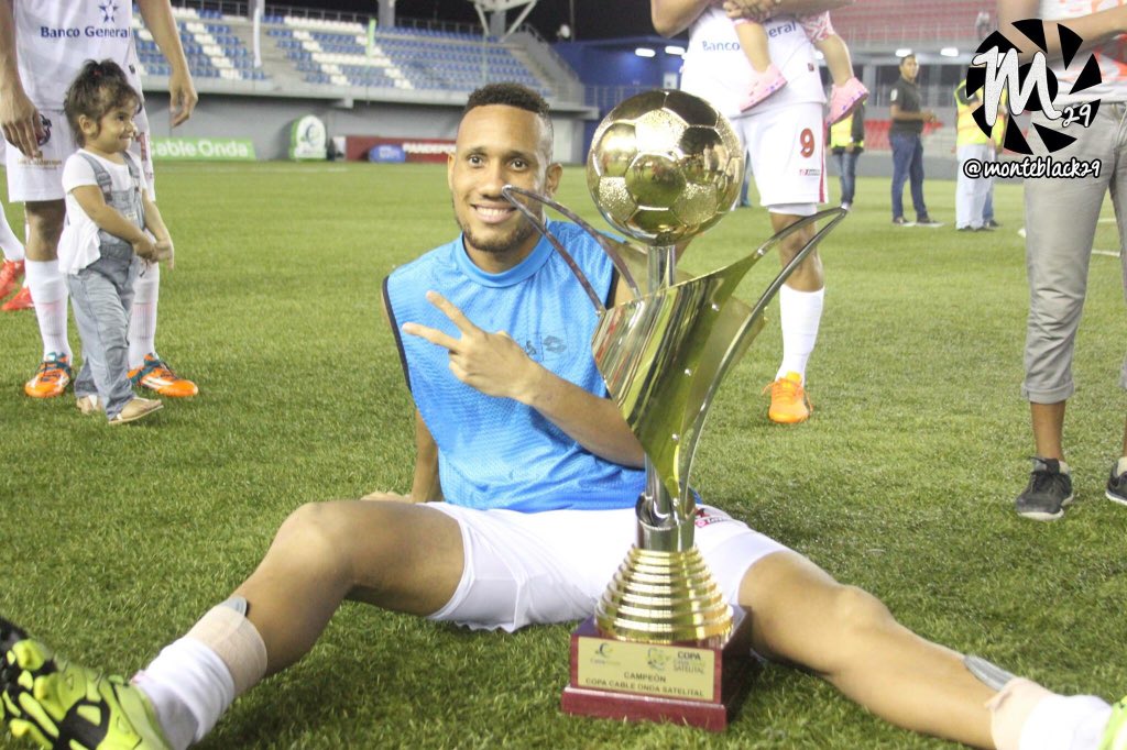 BarraEscarlata's tweet photo. De parte de toda la Barra Escarlata queremos desearle un excelente cumpleaños a Francisco Palacios #25 DTB!⚽️🎉 https://t.co/FbcbcNvn2J