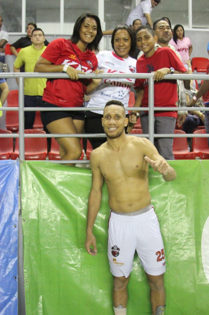 BarraEscarlata's tweet photo. De parte de toda la Barra Escarlata queremos desearle un excelente cumpleaños a Francisco Palacios #25 DTB!⚽️🎉 https://t.co/FbcbcNvn2J