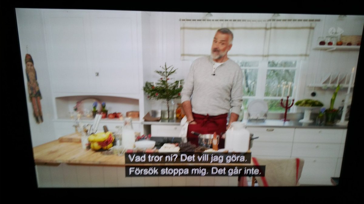 Ok, denna bild är alltså tagen precis efter det att Ernst sagt att han skall doppa kulorna i choklad. :/