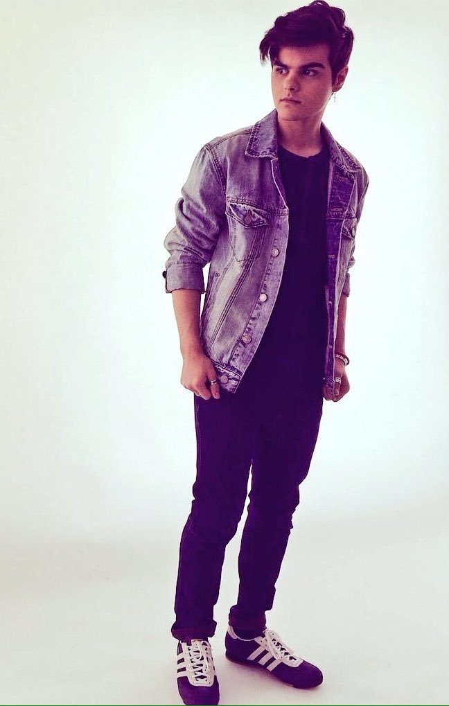 AbrahamMateoESP's tweet photo. Mañana ya es viernes familia! Os queda el último empujón! Ánimo! Os damos las buenas noches con esta foto!😊😘👌🏻 https://t.co/GALu7srFxY