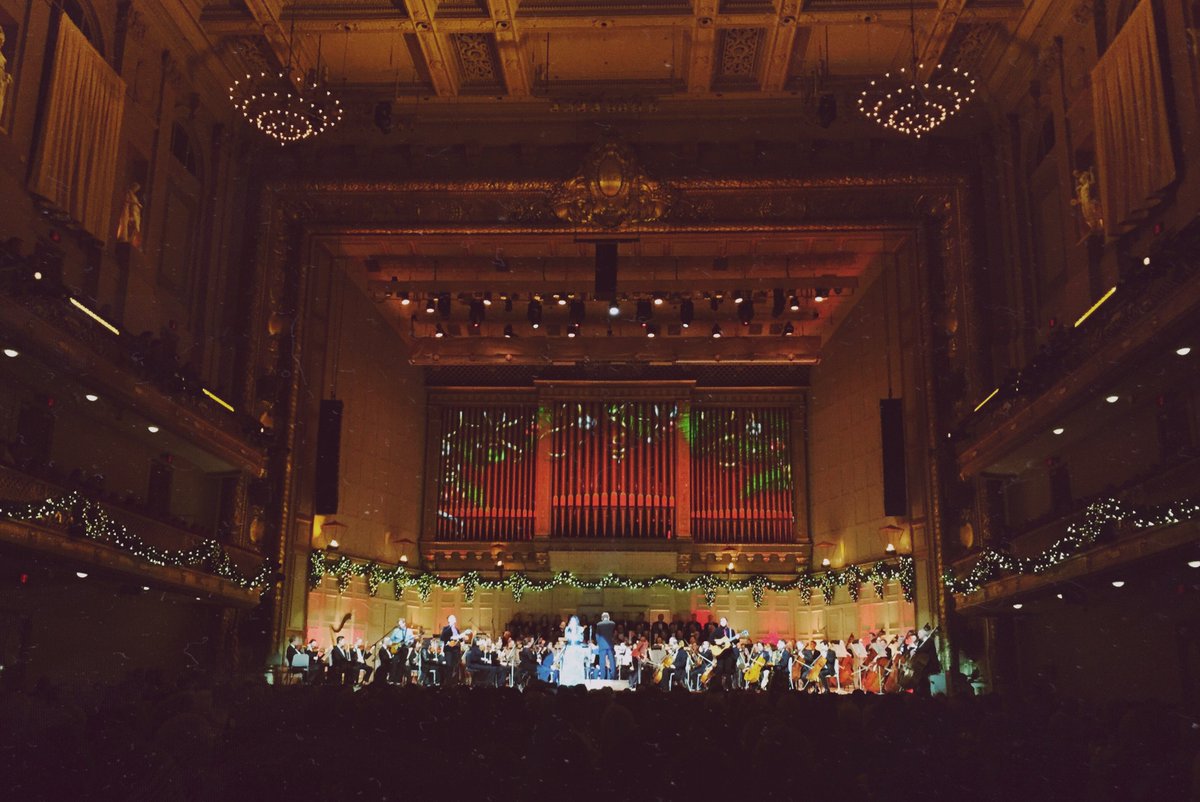 SilverFoxCoach's tweet image. Happy to donate buses to the #HolidayPopsConcert. Great show and great performances! @TheBostonPops @saraevansmusic