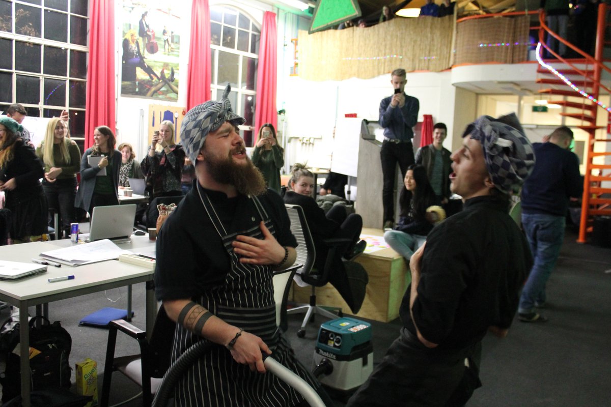 De schoonmaakmeisjes zijn gearriveerd. #800uurdenkkracht