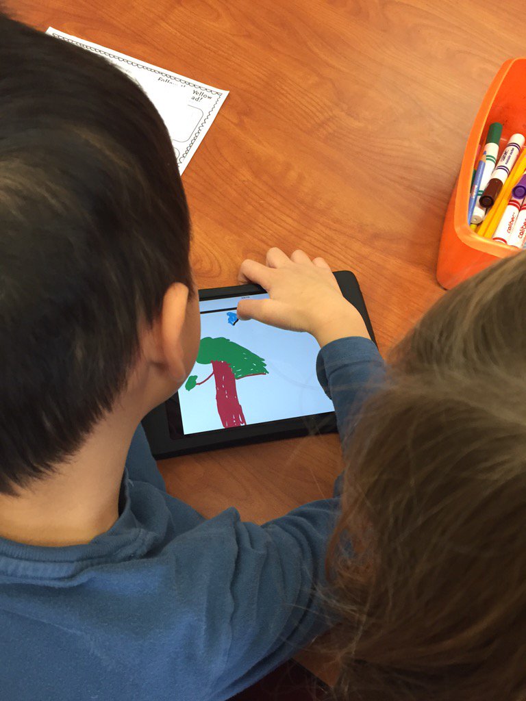 Lynch_Library's tweet photo. 1st graders story telling using the iPads! https://t.co/zF17KIzR0s
