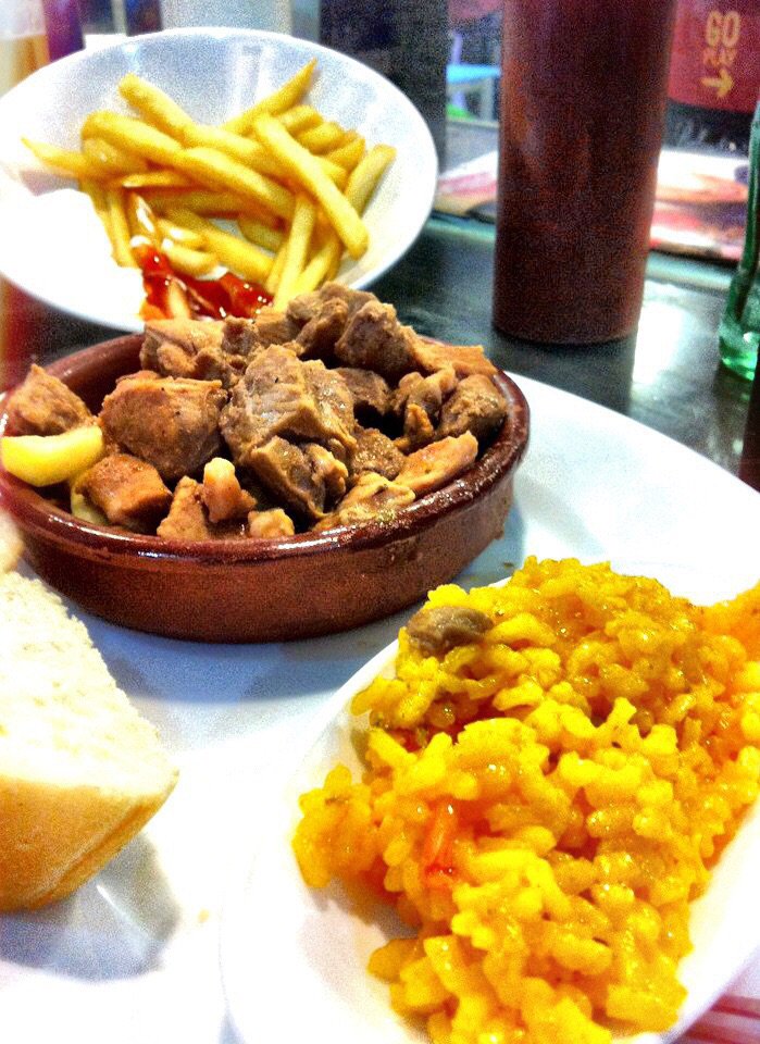 TapasDeGranada's tweet photo. #EresDeGranadaSi cuando vas de bares a otra ciudad, se te escapa un: "pues en Graná las tapas son gratis...!" https://t.co/OozDkL0LqR
