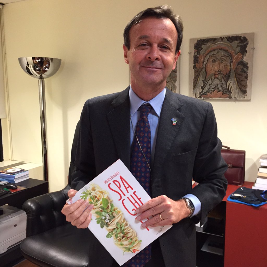 Grato a <a href="/ChefBiagiola/">Michele Biagiola</a>, uno degli chefs a #Italianfood Festival dell'ONU, per una copia del suo libro #spaghetti🍝