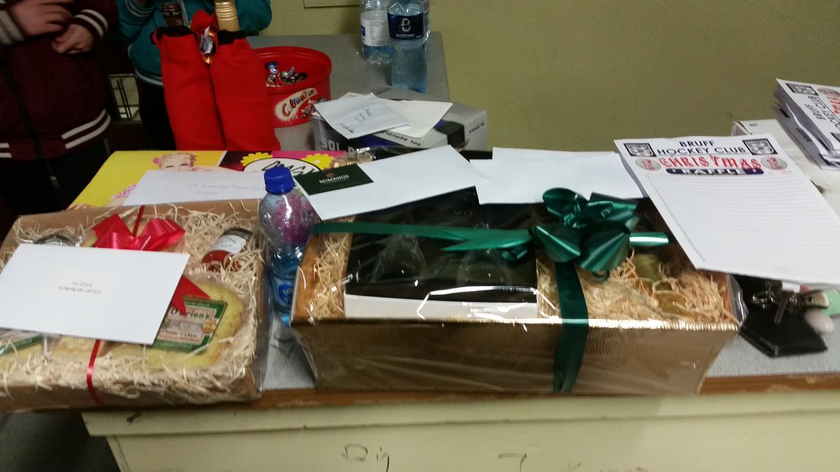 Bruff_Hockey's tweet photo. Great way to end last training session pre xmas with our @Bruff_Hockey Xmas Raffle Thanks to all sponsors #hockey https://t.co/nXDvSGllSA