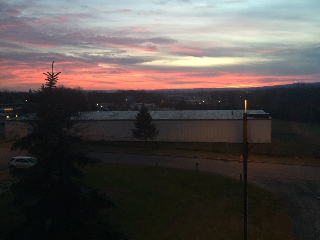 KaitlynnLisa's tweet image. A Titanic sunset in Schenectady today! #Imflying #butstuckinside