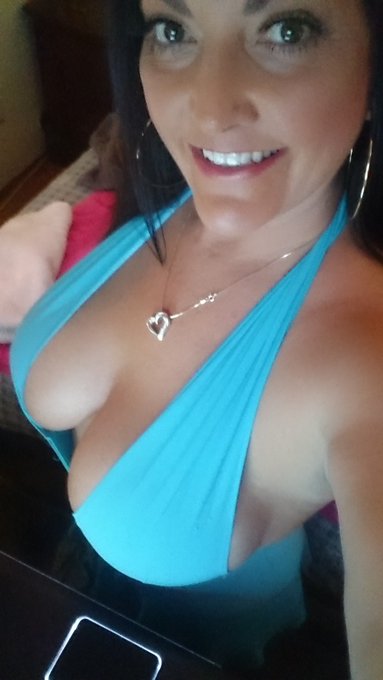 Logging on to cam https://t.co/sRVBdCTUSF before my radio show on @DOLLHOUSE_RADIO #livemilfcam https://t<a href="/tag/livemilfcam"class="tags"><span>#livemilfcam</span></a>