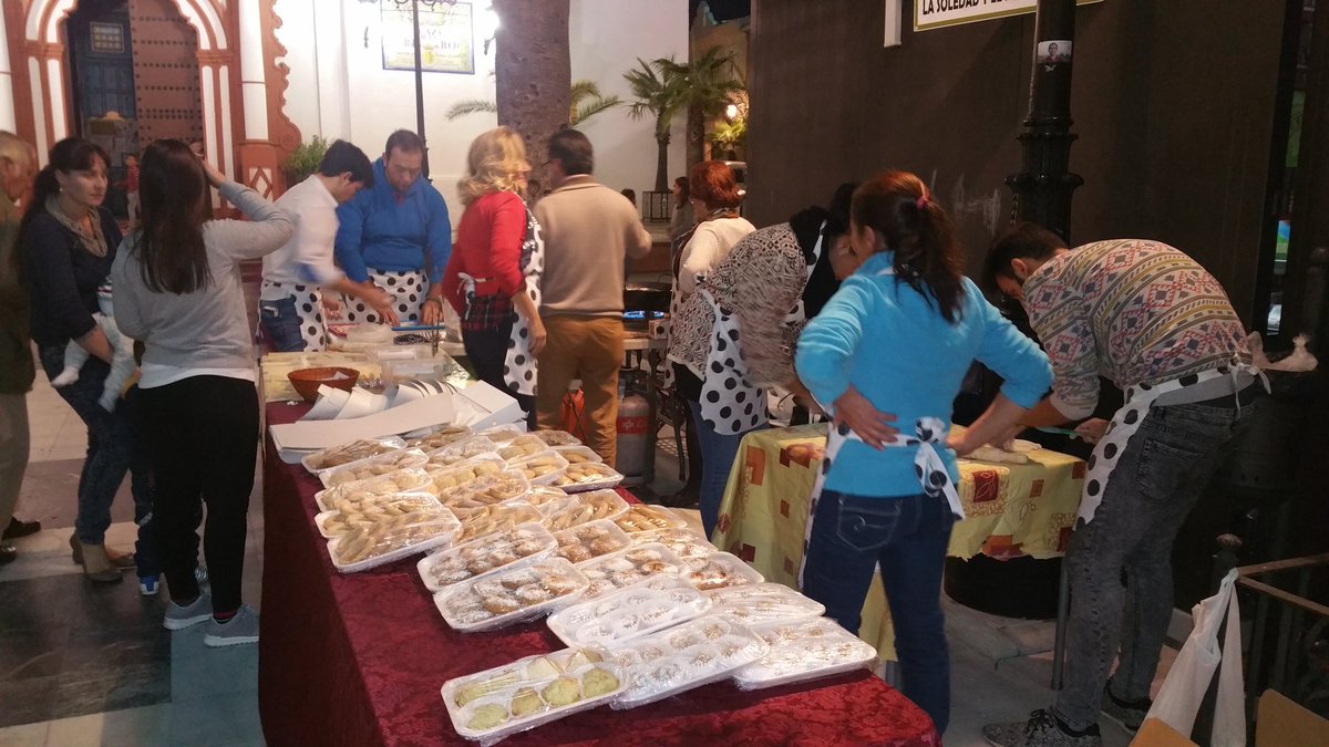 HdadSoledadAlm's tweet photo. Comienzo del Mercadillo Navideño todas las tardes hasta el sábado. ¡No te quedes sin tus repapalos ni tus dulces! https://t.co/Ke7UjotnZV