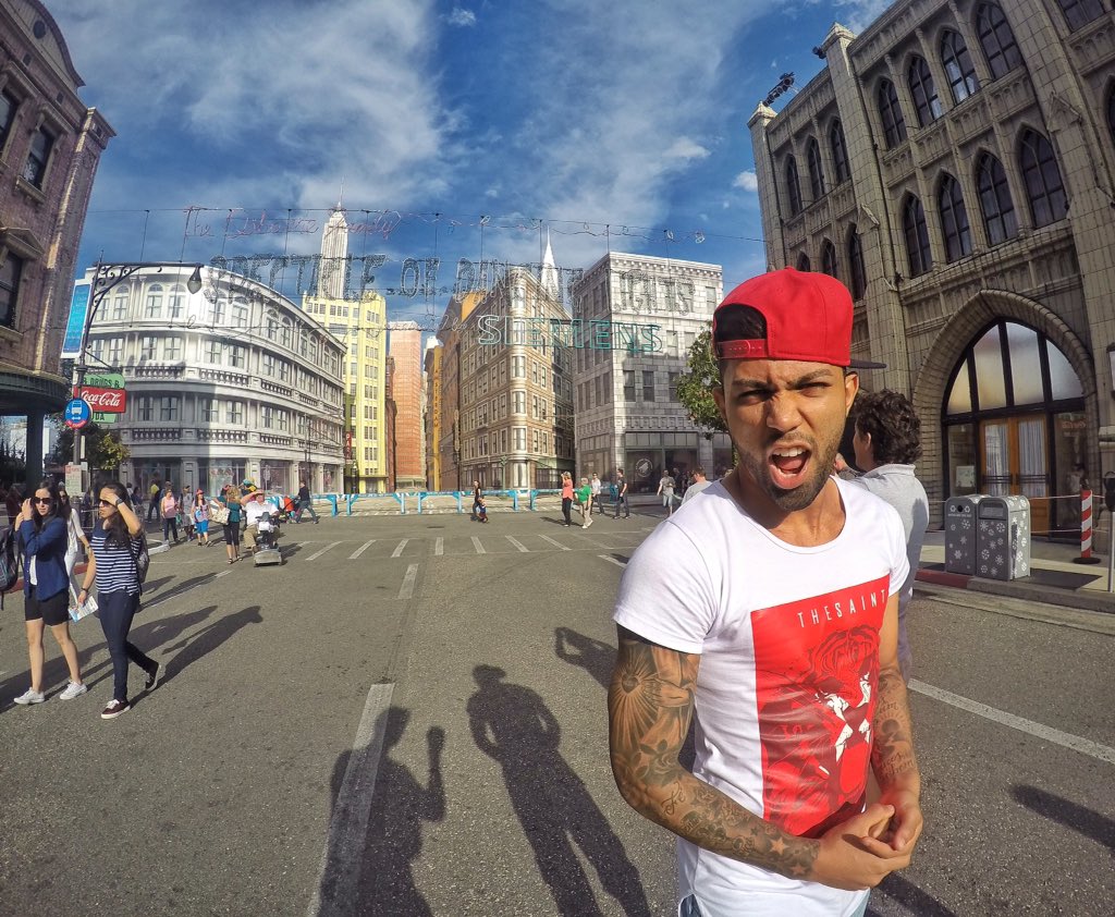 gabigol's tweet photo. Infiltrado no cinema!! 🎬🎭🎥 #DisneyParques #GabiFérias @WaltDisneyWorld https://t.co/NZMnqQKs7g