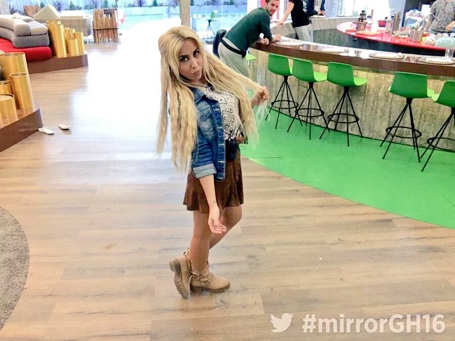 Gh16Seguidor's tweet photo. #Gala14GH16 reventada pero con dignidad y educación!!!!! Di que si @_AmandaGH16_ 😘 https://t.co/375JJoeeHg