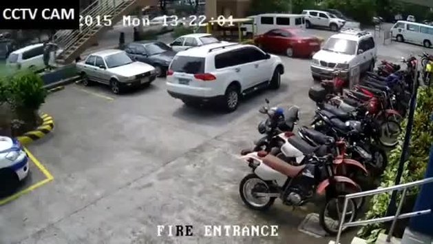 la100fm's tweet photo. Le pidió a un amigo que lo ayude a estacionar y ¡Mirá lo que pasó! ► https://t.co/H7N2xUQr7R https://t.co/TXZrE7JIHp