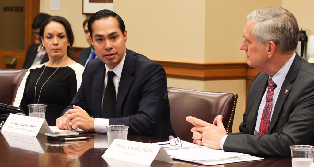 SecretaryCastro's tweet photo. Working w/ west coast mayors at #WCMS2015 to address #homelessness and ensure every person has a place to call home. https://t.co/IRFzUoS9Lj