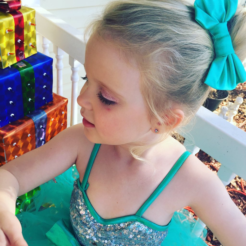 brianhogfan's tweet photo. Daddy's Little Princess! #dance #Christmas https://t.co/YPKHkgN4id
