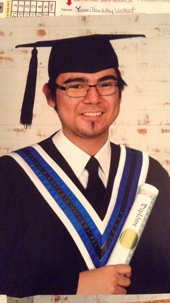 Wither_deth's tweet photo. My graduation picture 😂👌🏼 https://t.co/6Bwz11Y4Jz