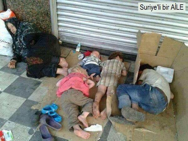Allah bu insanları evlerinden yurtlarından edenlerin saraylarını başına yıksın...