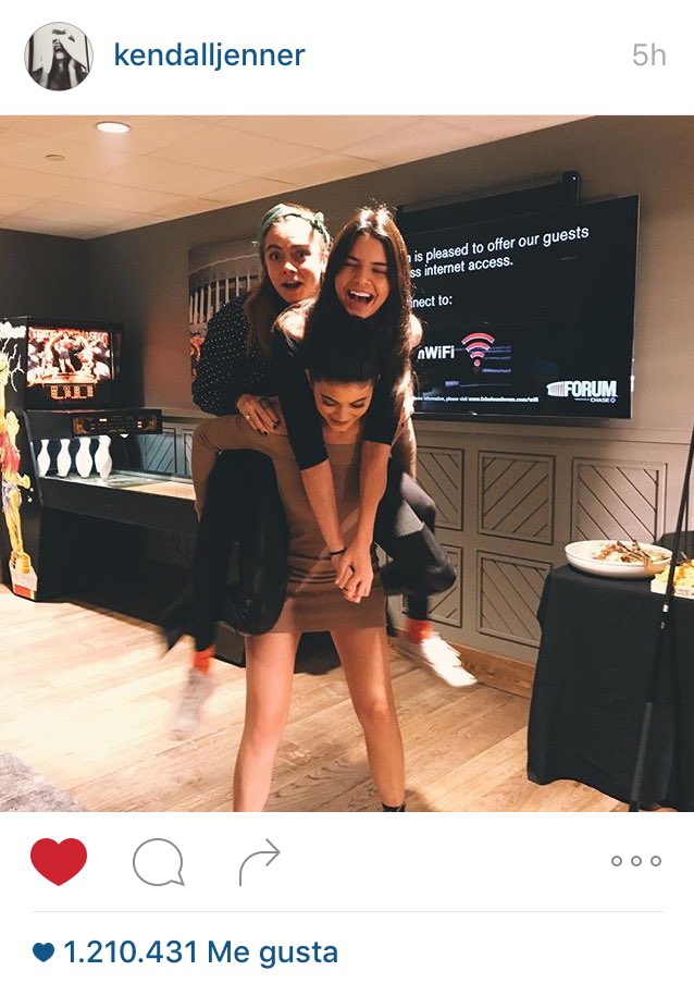 queenhadjen's tweet photo. @KendallJenner on her Instagram!! @Caradelevingne @KendallJenner #Car #Tree ๐ #QueensModels https://t.co/R4fa29eJhY