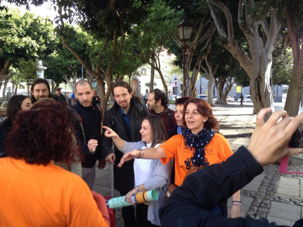 COTSTenerife's tweet photo. @Pablo_Iglesias_ te pusiste nuestra camiseta naranja?
#NoalaReformaLocal https://t.co/V3WA61KxHV