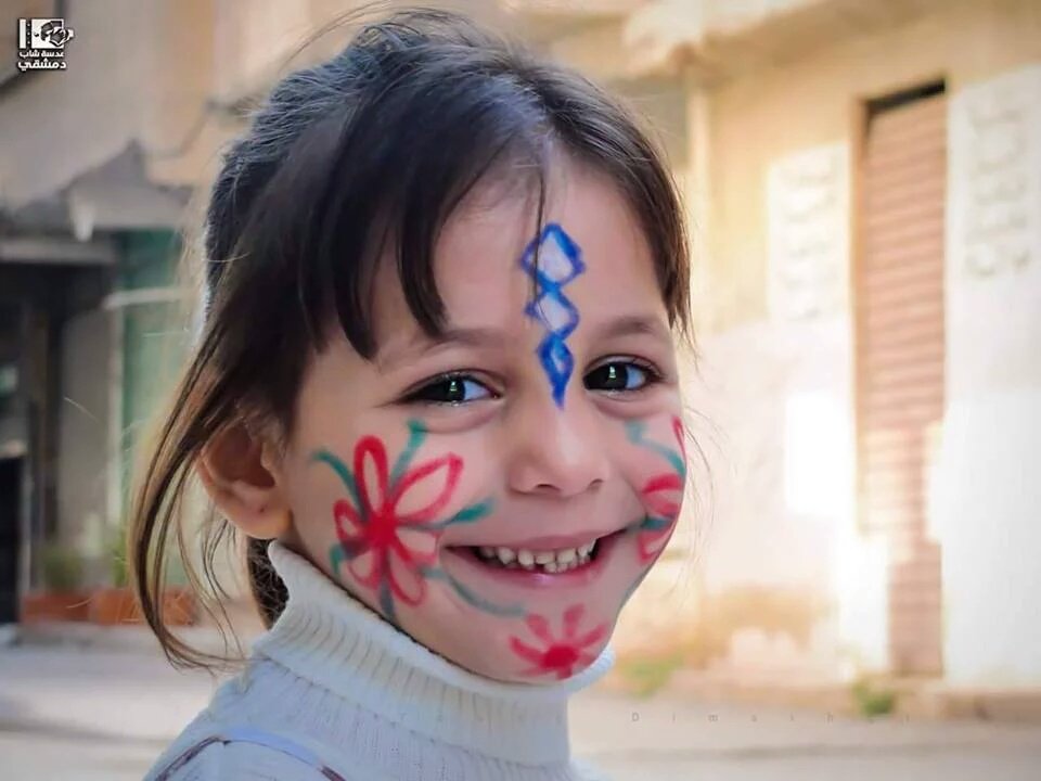 fikirehli's tweet photo. Mülteci olmak, her zorluğu geride bırakarak gülümseyebilen çocuk yüreğidir. #Önceİnsan https://t.co/6fechuHrPQ