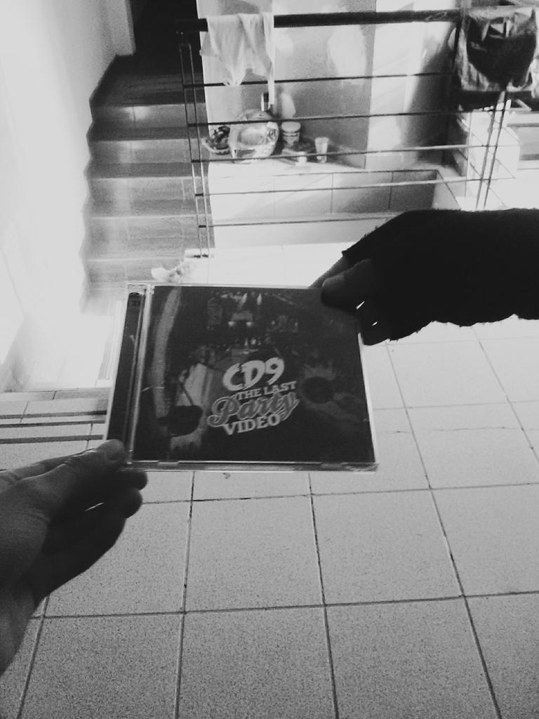 monsesitaaguil1's tweet image. #AbreTuCorazon @CocaColaFM Le regale mi disco  a mi prima ❤ #TheLastPartyVideo