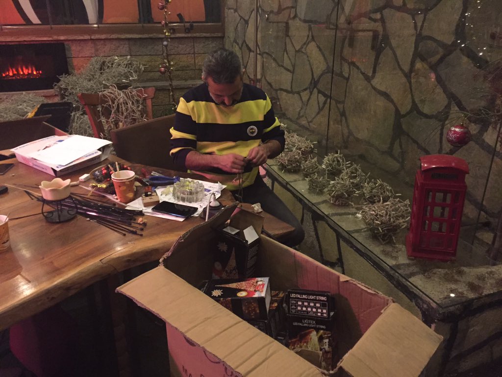 Bilin bakalım gecenin bu saati güzel bahçemizi bu hale getiren ışıklar nereye asılacak?