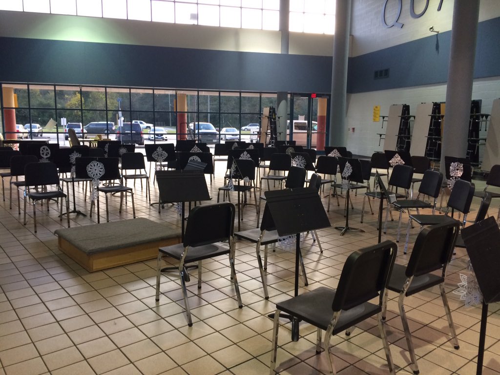 HamiltonMSOrch's tweet photo. Getting ready for our winter concert! #musicsnowflakes #winterintx https://t.co/ffoOeQbZwU