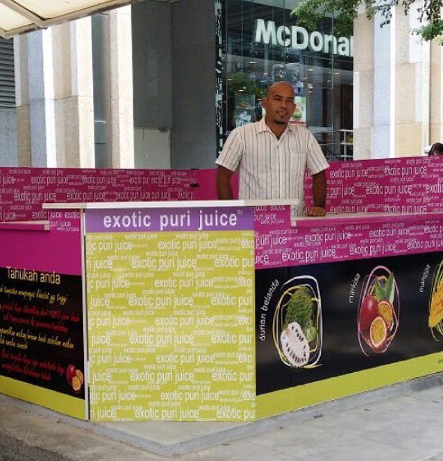 Love that this man put a juice stall right outside McDonalds ha!  Brilliant 💚 #EatClean #PlantBased #JuiceFast 🍒✌🏼️
