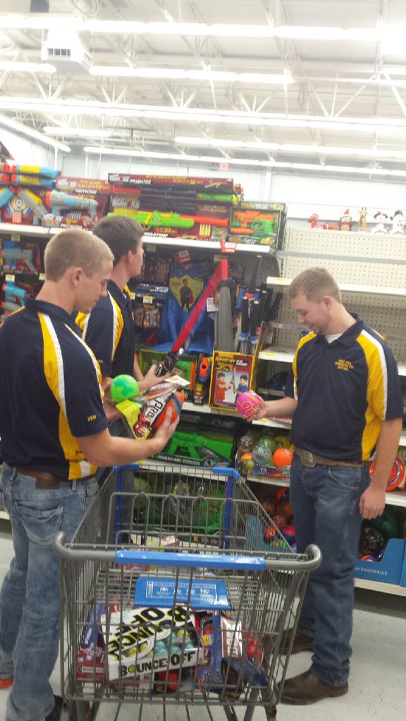 BobbySpoonster's tweet photo. @WarrentonFFA Agape Adopt a Family! #wcr3 #WHSGivingBack @WarriorAsstSupt @DrJim_Chandler @WHSPrincipals https://t.co/E5NovpDH1n