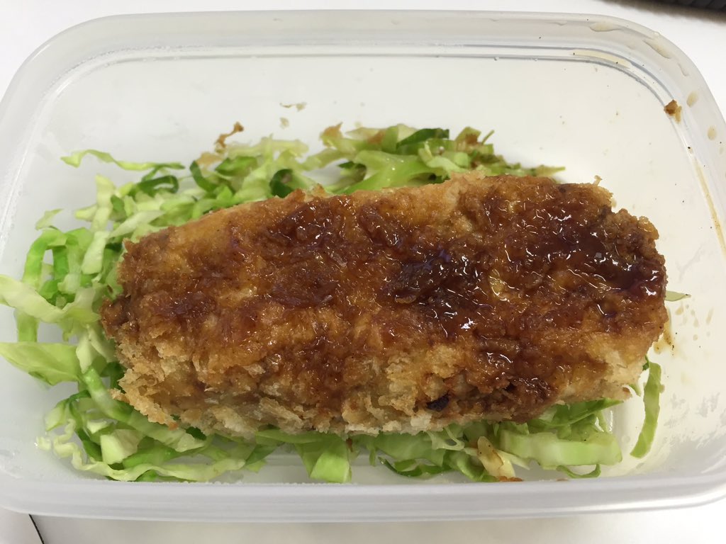 妻が作ってくれる山芋コロッケは、お昼用でしたが朝お腹空いて一個を先に食べました。美味しかった。#HappyFriday