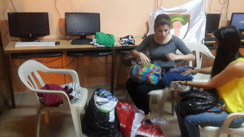 accionfluminen2's tweet photo. Compañeras separando y organizando los donativos recibidos https://t.co/xhzp4Y0ZdW