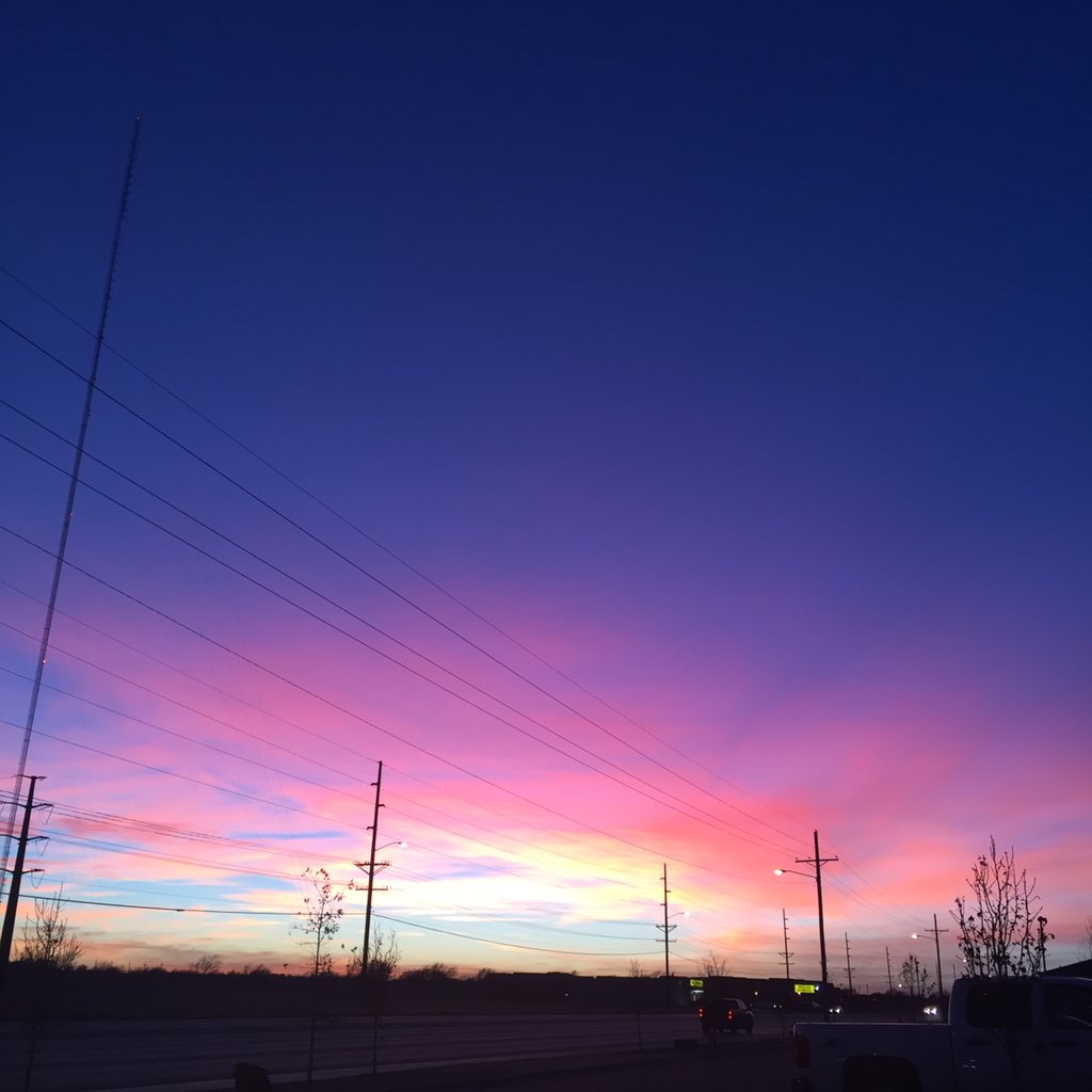 abigailarroyos's tweet photo. 6 pm is the golden (also coral, violet and aqua) hour in #Lubbock https://t.co/0MAyjmlCNX