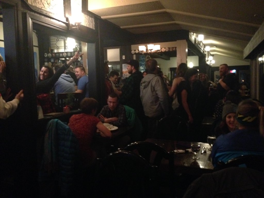 vibrewing's tweet photo. our friends from @KindredSnow here? @whitewhaleeats is rocking !@sticksnskates13 @MountWashington staff everywhere https://t.co/qrh7zrWwyH