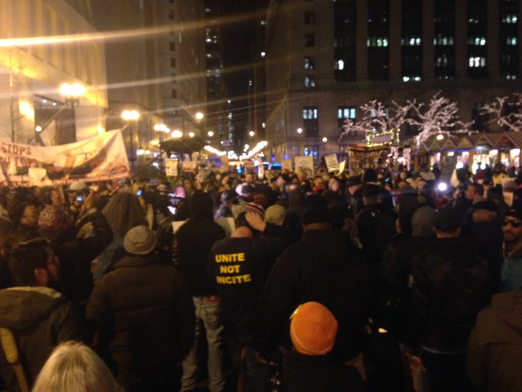 progressIL's tweet photo. Activists outside Cook County Office Building at Dearborn and Washington #LaquanMcDonald https://t.co/zT9NqcJYkK