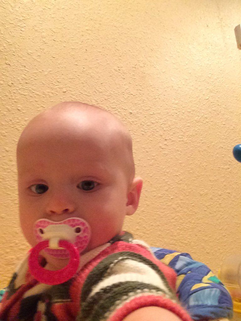 walsh_beth's tweet photo. There are 20 more of these.  This girl takes so many selfies in about 20 seconds https://t.co/WF1HmW33XV