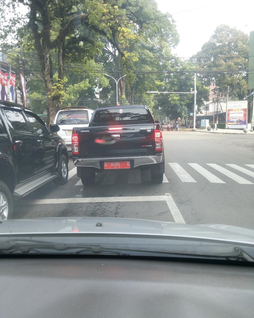 infobdg's tweet photo. #suaraBDG via @uwinuwinedwin : Kalo kaya gini yang nyebrang lewat mana? hayoo.. Ngapung atau ngajleng? #plisatuhlah https://t.co/VaN5lcM5IM
