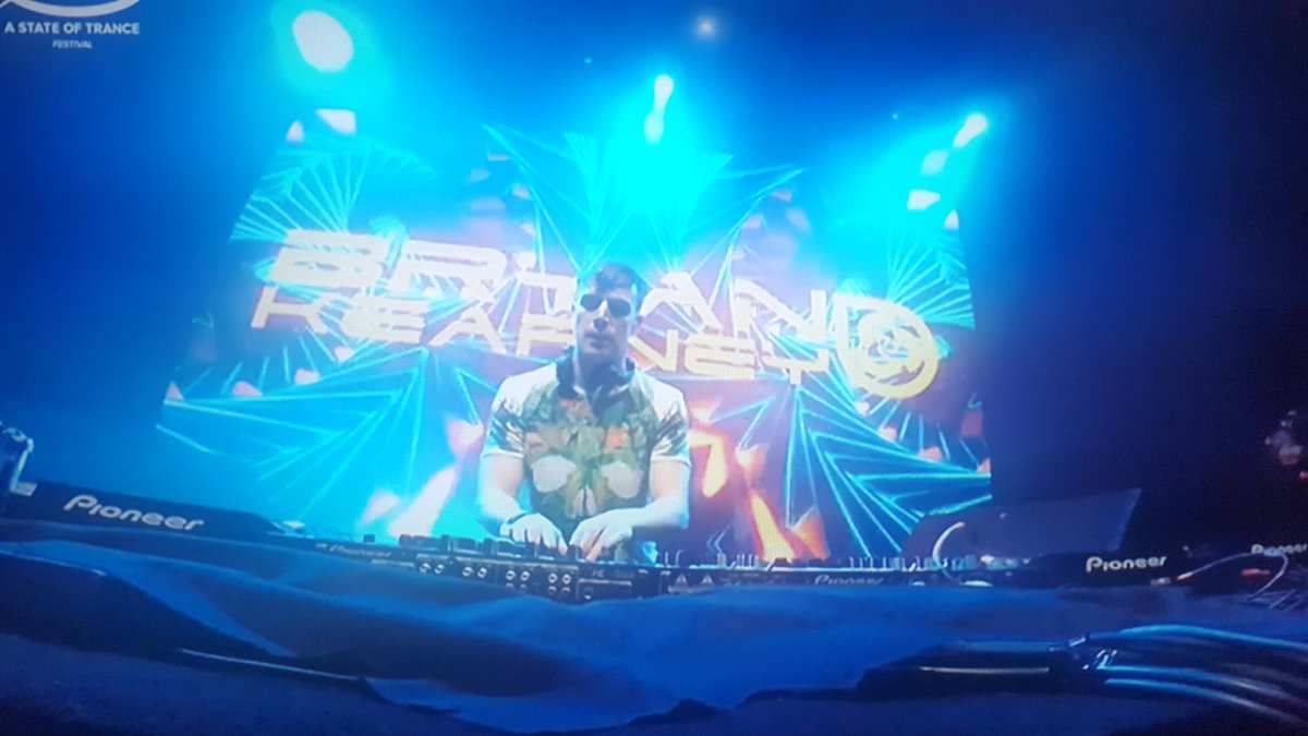 samicantonio's tweet photo. Pizzas y @bryankearney ... recordando #AsotFestArg #Asot700Ar ๐๐๐ que fieston!!!! @BryanKearneyArg @Leandroyonata https://t.co/u9CHBePjP6