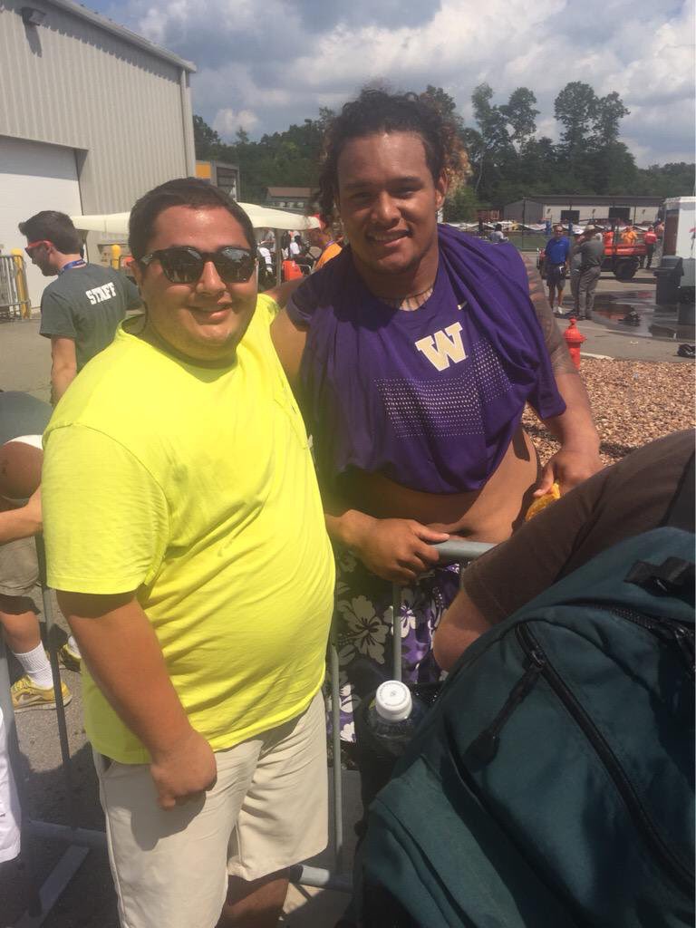 hinton53's tweet photo. #TBT when I meet @Danny_Shelton55 this past summer #futureofthenfl https://t.co/xKDZGJZgdm
