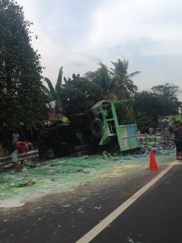 08.03 Terjadi kecelakaan di Km 96 Tol Merak, truk cat terguling  <a href="/michelleagatha/">MA</a>
