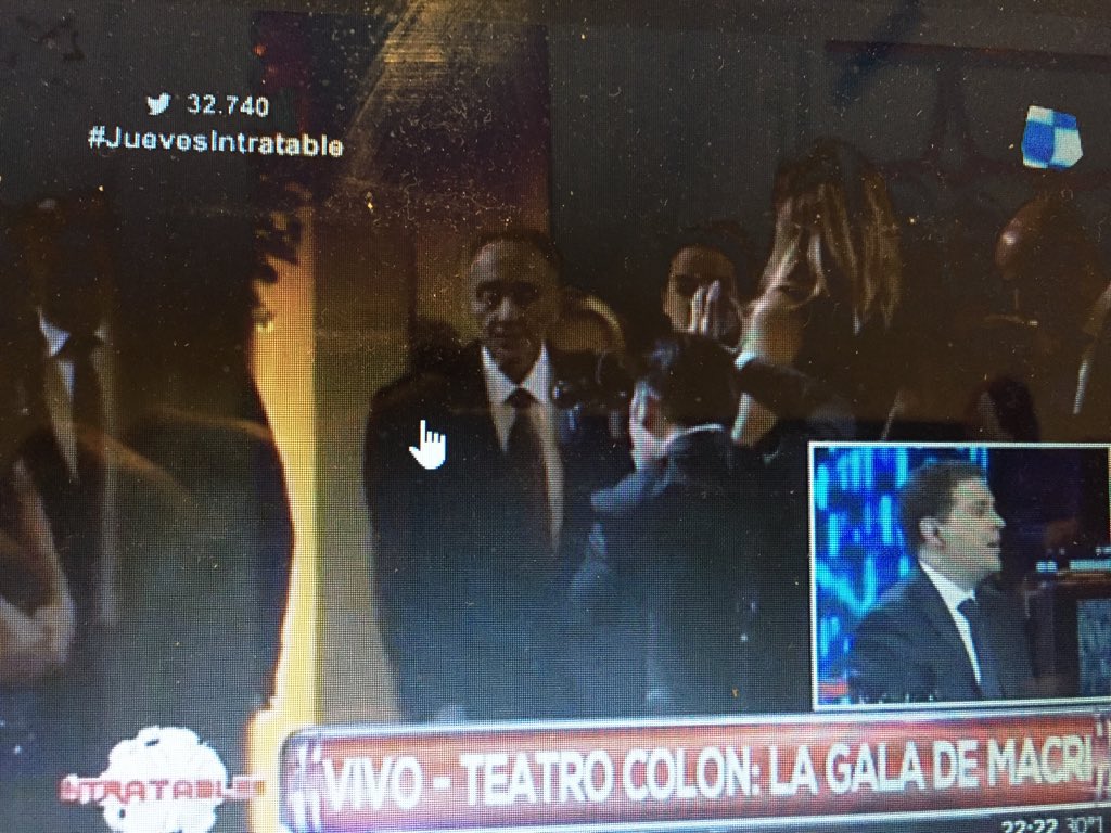 VHMok's tweet photo. Héctor Magnetto en el Teatro Colón cuidando todo de cerca https://t.co/MQSzejRHFL