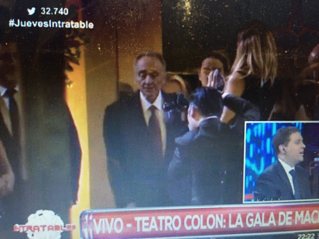 VHMok's tweet photo. Héctor Magnetto en el Teatro Colón cuidando todo bien de cerca en la función de gala en honor a @mauriciomacri https://t.co/h45tjpUzxS
