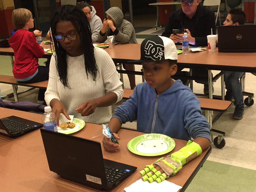 MrSorensen805's tweet image. Parents &amp;amp; Ss doing the #HourOfCode at #FamilyCodingNight. #rioschools