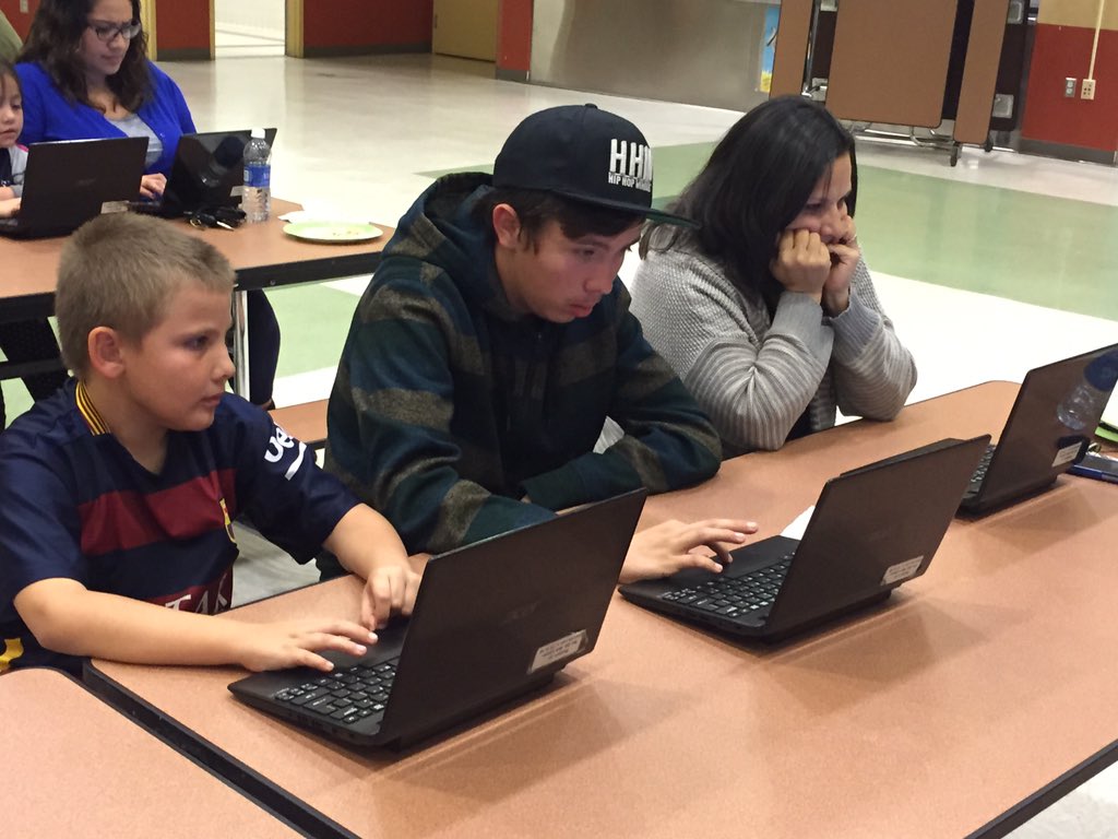 MrSorensen805's tweet image. Parents &amp;amp; Ss doing the #HourOfCode at #FamilyCodingNight. #rioschools
