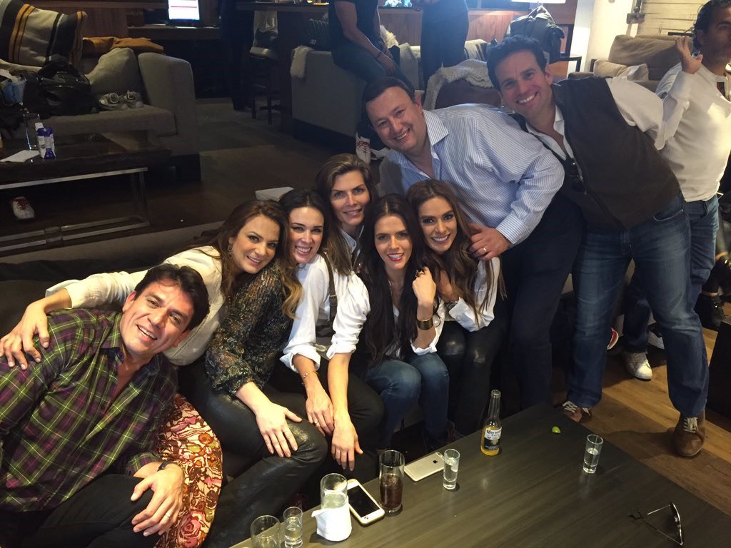 FCJorgSalinasMe's tweet photo. + #PosadaTelevisa #JorgeSalinas #SilviaNavarro #MichellRenaud #MajoriedeSousa #MayrinVillanueva #SusanaGonzales https://t.co/d0fMlE2ll4