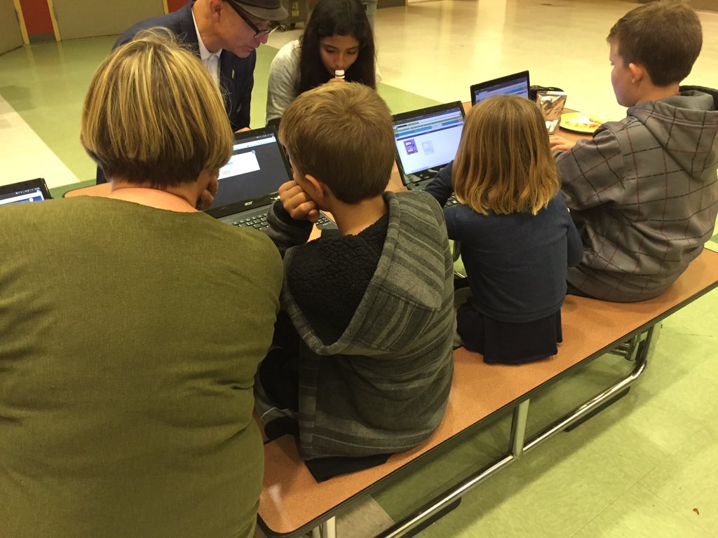 MrSorensen805's tweet image. .@Flitteringteach has a team of coders here at #FamilyCodingNight. #HourOfCode #rioschools @codeorg
