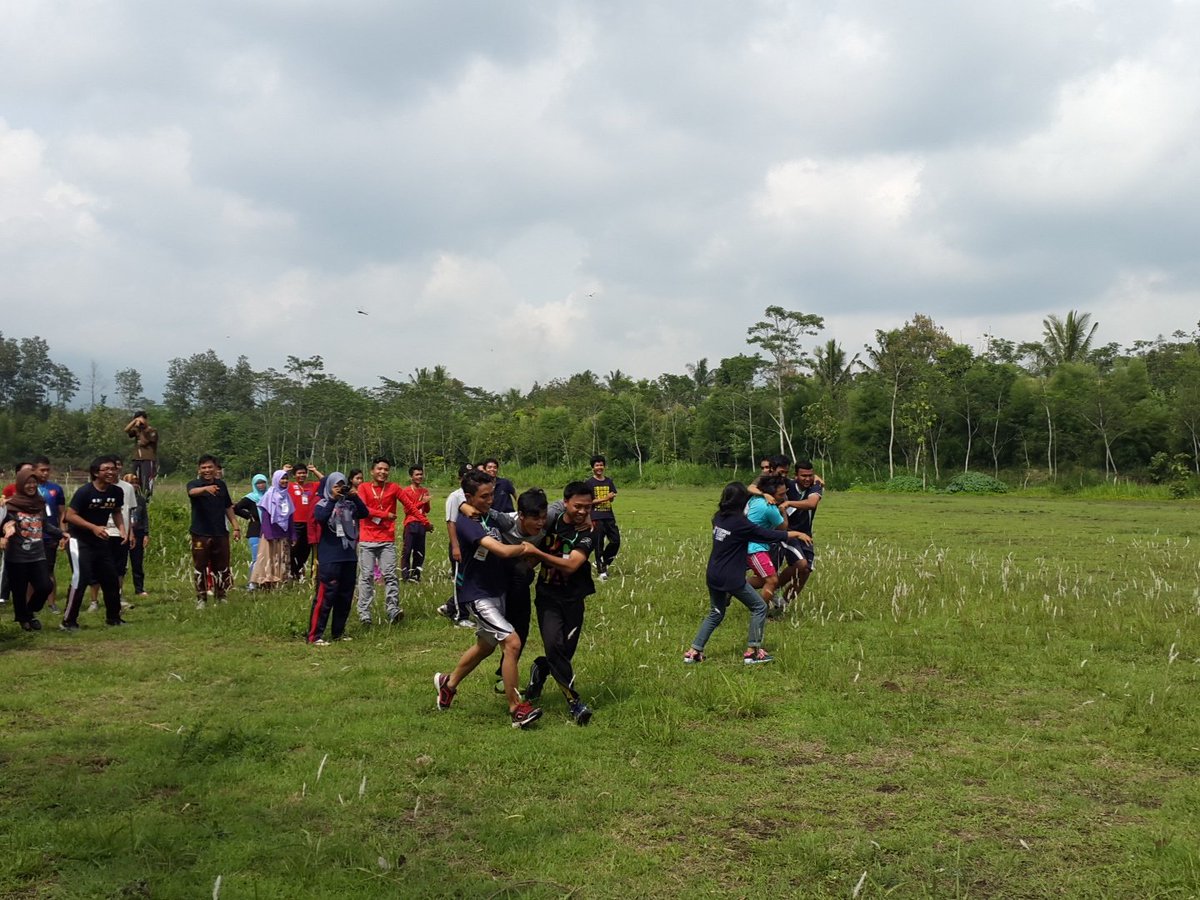 DSNUNDIP's tweet photo. Peserta heboh mengikuti lomba Karapan Sapi https://t.co/Fv7pFLgFjQ