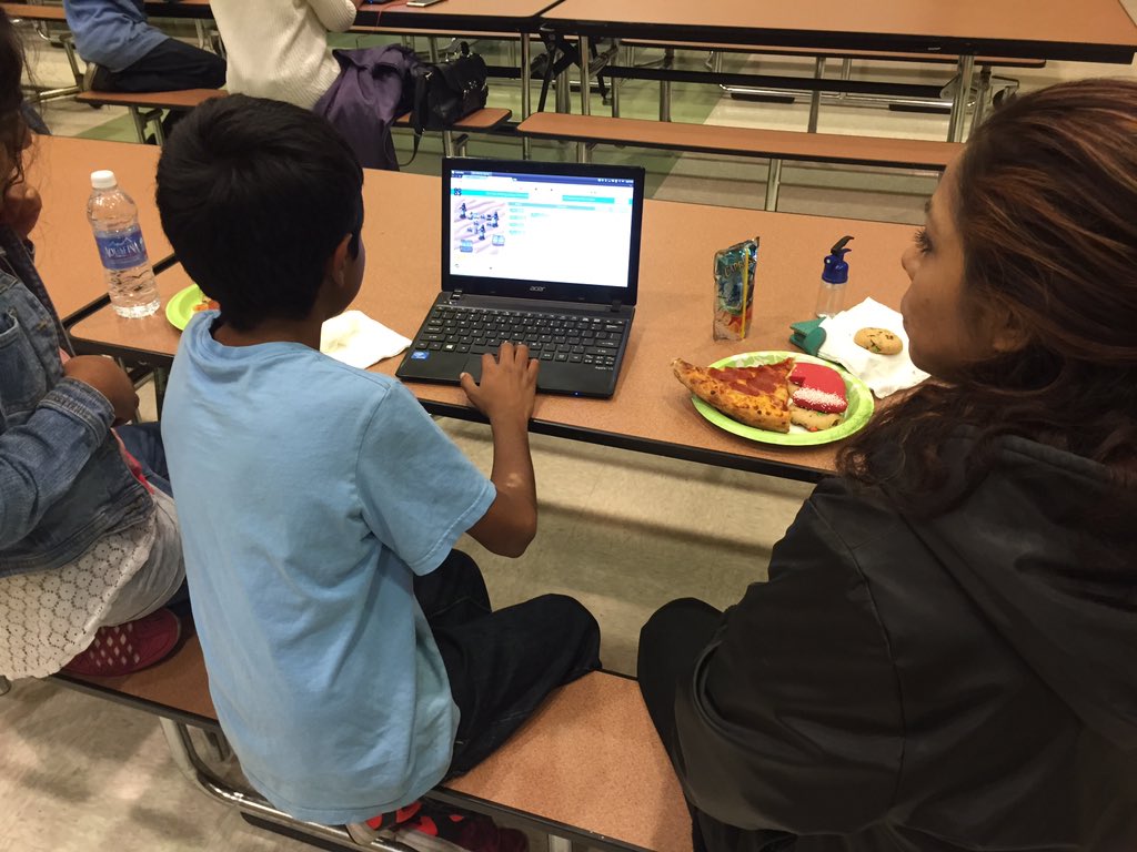 MrSorensen805's tweet image. Pizza &amp;amp; coding here at #FamilyCodingNight. #rioschools #HourOfCode