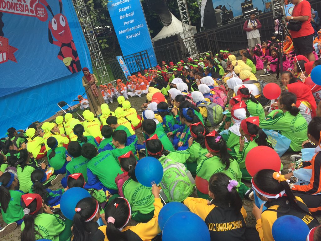 KPK_RI's tweet photo. Serunya para anak jujur menyimak dongeng di panggung luar #fest2015 https://t.co/hBMJo2IRSu
