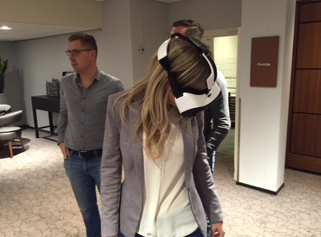 Estherver's tweet photo. Dag 2 van #marketingprogramme #businessofsports : kennis maken met #VirtualReality dankzij @Tom__Aerts Heel gaaf! https://t.co/RrOM3VnP9S