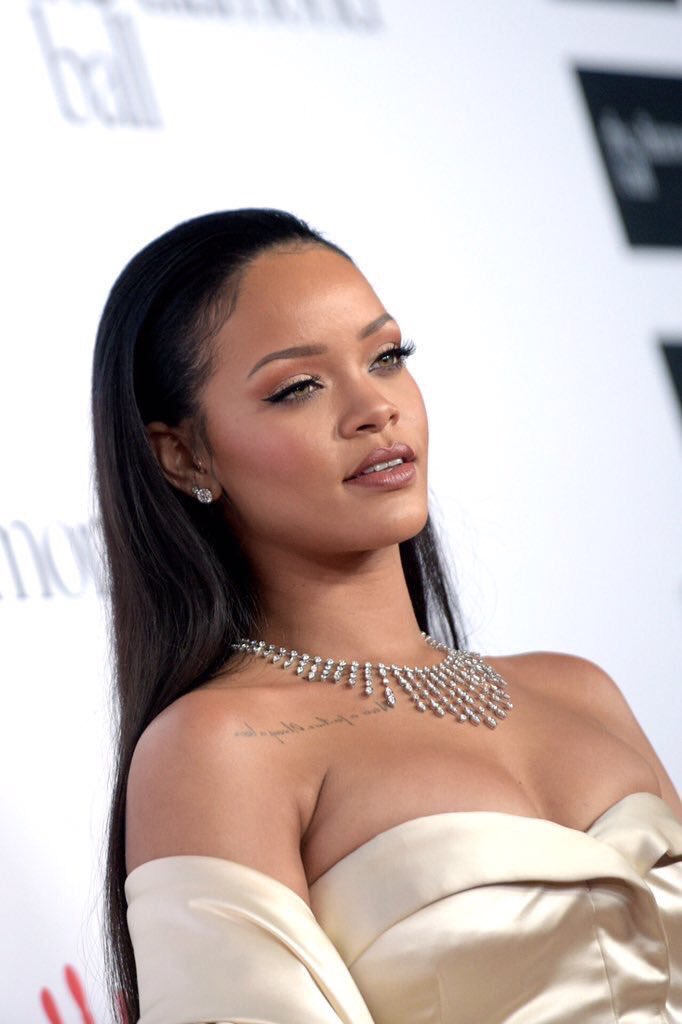 rihannarchive's tweet photo. rihanna @ the diamond ball https://t.co/o3qIW5qJb9